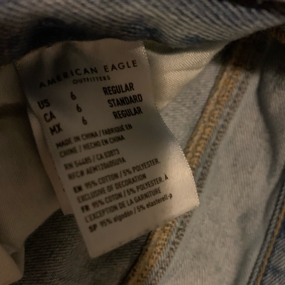 American Eagle Blue Light Wash Distressed Mom
Jeans Size 6 Regular - Picture 3 of 3